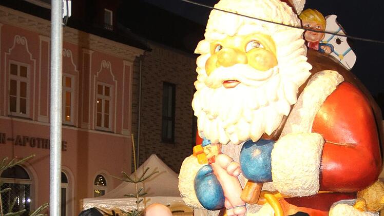 Treffen sich seit 30 Jahren und stoßen mit einer Tasse Glühwein auf dem Nikolausmarkt an: Stephan, Günther und Mac.