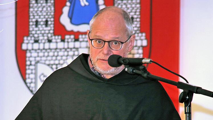 Pater Markus Reis OSA stellte in seiner kurzen Rede die Frage nach den  Visionen für die Stadt. Foto: Dieter Britz
