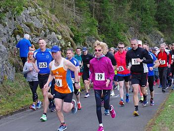 146 Ausdauerläufer nahmen am Spendenlauf rund um die Ködeltalsperre Mauthaus teil. Vorne links mit der Nummer 163 der spätere Zweitplatzierte des Viertelmarathons, Silvester Kohlmann aus Neuses; mit der Nummer 16: der Sieger des Halbmarathons, Jörg Herzig  Fotos: Hans Franz