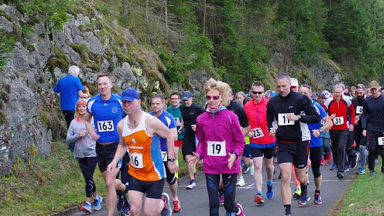 146 Ausdauerläufer nahmen am Spendenlauf rund um die Ködeltalsperre Mauthaus teil. Vorne links mit der Nummer 163 der spätere Zweitplatzierte des Viertelmarathons, Silvester Kohlmann aus Neuses; mit der Nummer 16: der Sieger des Halbmarathons, Jörg Herzig  Fotos: Hans Franz