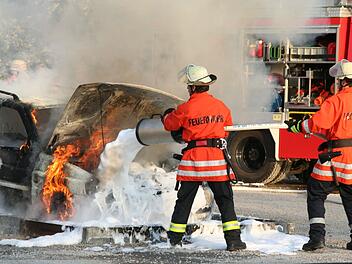 Transporter auf A7 gerät in Vollbrand