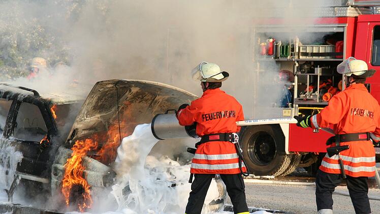 Transporter auf A7 gerät in Vollbrand