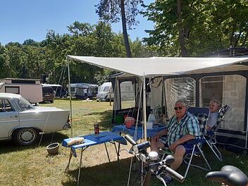 Manuela und Günter Schwesig sind seit der Öffnung auf dem Buger Campingplatz. Sie genießen die Ruhe und die Natur, in die Stadt zieht es sie vorerst nicht.  Fotos: Markus Klein