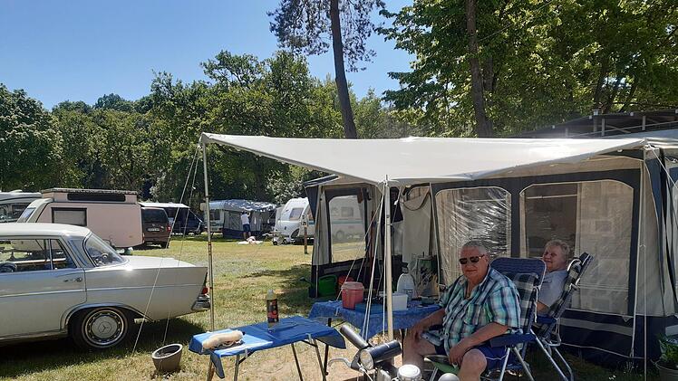 Manuela und G&uuml;nter Schwesig sind seit der &Ouml;ffnung auf dem Buger Campingplatz. Sie genie&szlig;en die Ruhe und die Natur, in die Stadt zieht es sie vorerst nicht.  Fotos: Markus Klein