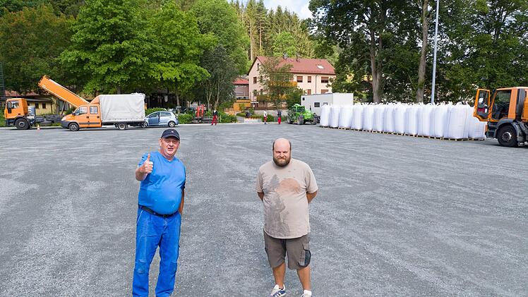 Markus Nickol (links) und Andreas Scherbel sind zwei von vielen Helfern, die den Kunstrasenplatz in Stockheim fast im Alleingang anlegen. Foto: Karl-Heinz Wagner