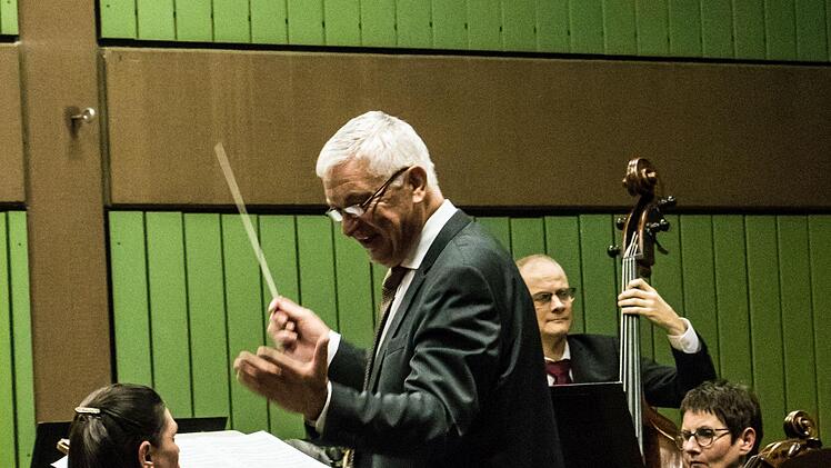 Norbert Luche am Dirigentenpult des Musizierkreises NeustadtFoto: Archiv/Jochen Berger