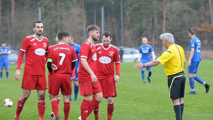 Klare Ansage: Schiedsrichter Tarik &Ouml;zdemir hat genaue Vorstellungen, wie die Schondraer Mauer zu stehen hat im Kreisklassen-Spiel beim VfR Sulzthal. Foto: ssp