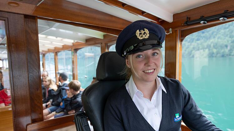Lena aus Düsseldorf liebt ihre Arbeit als Kapitänin auf dem Könighssee.