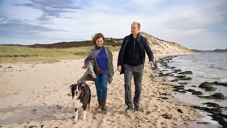 Zum Strandspaziergang vom Psychotherapeutin Tabea Krawinkel (Victoria Trauttmansdorff) und Sievers (Peter Heinrich Brix) hat sich der Hund des Mordopfers gesellt. Wird er ein dauerhafter Begleiter der Krimireihe?