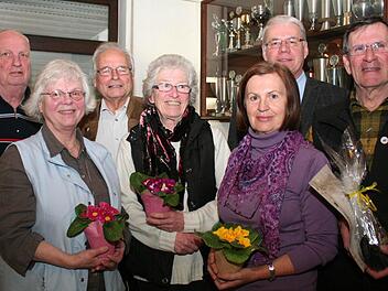 Der neu gewählte geschäftsführende Vorstand mit Jutta Gruhl (Mitte), ihrem Stellvertreter Helmut Seelbach (links), Marianne König (vorne links) und Gabi Blessing (vorne rechts) Foto: Evi Seeger