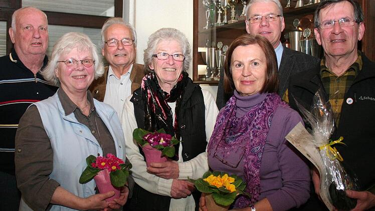 Der neu gewählte geschäftsführende Vorstand mit Jutta Gruhl (Mitte), ihrem Stellvertreter Helmut Seelbach (links), Marianne König (vorne links) und Gabi Blessing (vorne rechts) Foto: Evi Seeger