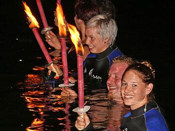Die Schwimmer waren eingehüllt vom Schein ihrer Fackeln. Fotos: Gagel