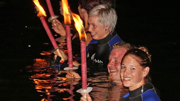 Die Schwimmer waren eingehüllt vom Schein ihrer Fackeln. Fotos: Gagel