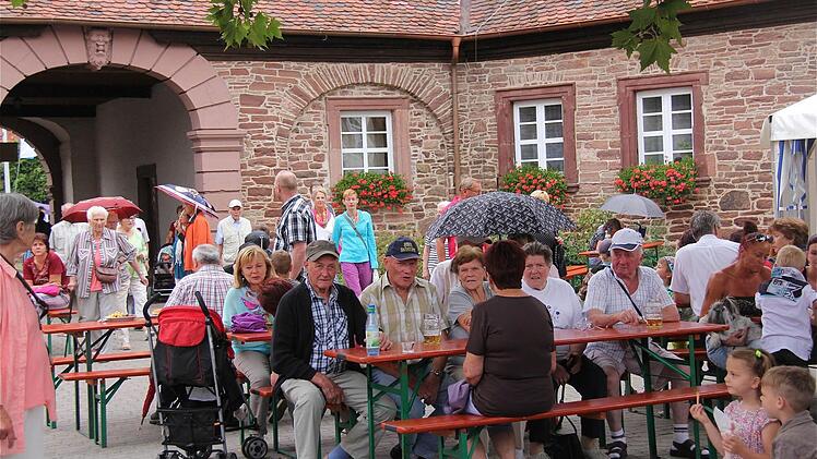 Der idyllische Schlosshof war wieder der zentrale Anlaufpunkt für die Besucher des Marktfestes in Elfershausen.  Fotos: Gerd Schaar