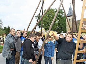 Unter den Bucher Kerwasburschen waren beim Baumaufstellen heuer auch einige Neulinge. Foto: Sonja Werner