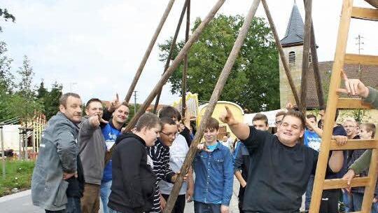 Unter den Bucher Kerwasburschen waren beim Baumaufstellen heuer auch einige Neulinge. Foto: Sonja Werner