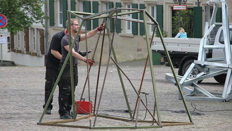 Der Lichtbaum wird auf dem Marktplatz zusammengeschweißt.