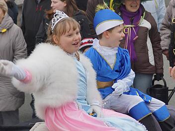 Das junge Prinzenpaar Emilia I. und Julian I. genossen sichtlich die Fahrt an den Zuschauern vorbei. Foto: Johannes Michel