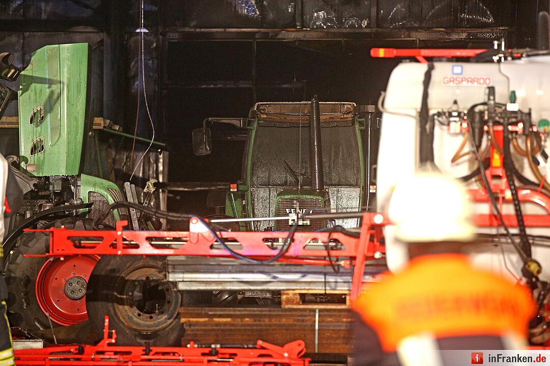 Schonungen: Werkstatthalle steht in Flammen