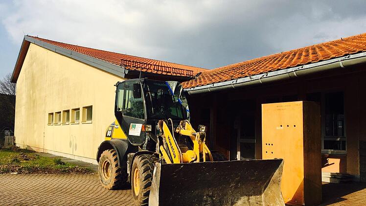Auf dem Foto sieht man den Gebäudeteil, der abgerissen wird. In diesem befindet sich die alte Turnhalle und das ehemalige Schwimmbad. Foto: Sebastian Schmitt-Matthea