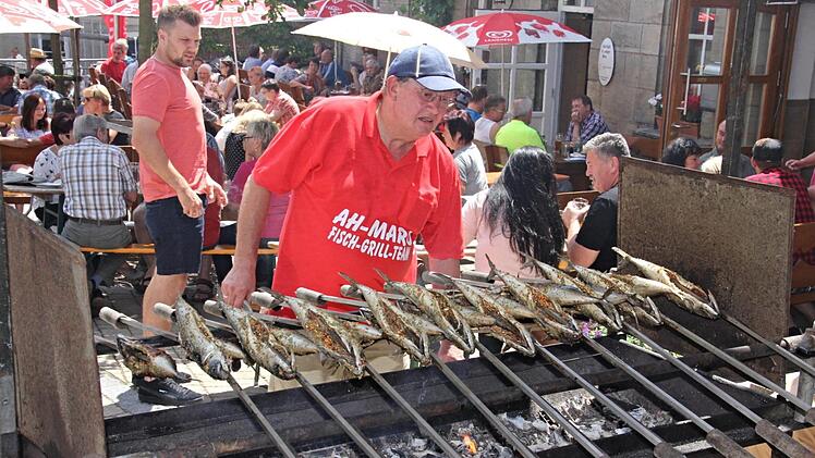 Begehrt war der Steckerlfisch der "Alten Herren" des SC Maroldsweisach.