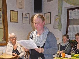 Julia Welsch berichtet &uuml;ber die "flei&szlig;igen Bienen" und zeigt Bastelarbeiten.  Foto: Jasmin Herbst