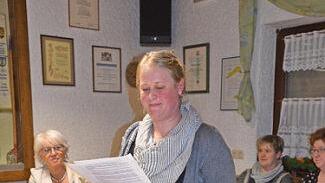 Julia Welsch berichtet &uuml;ber die "flei&szlig;igen Bienen" und zeigt Bastelarbeiten.  Foto: Jasmin Herbst