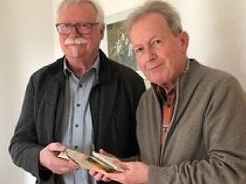 Anlässlich seines Ruhestandes  übergab Wolfram Zeller (links) Lebensmittelgutscheine in Höhe von 500 Euro als Spende für die Tafel an Hans-Jürgen Schelle: Foto: Brigitte Schelle
