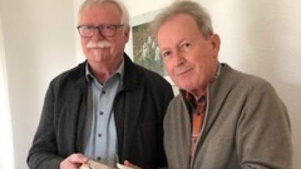 Anlässlich seines Ruhestandes  übergab Wolfram Zeller (links) Lebensmittelgutscheine in Höhe von 500 Euro als Spende für die Tafel an Hans-Jürgen Schelle: Foto: Brigitte Schelle