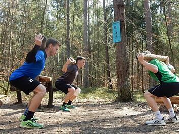 Die Brüder Sebastian (graues Shirt), Christoph (blau) und Alexander Rosenberger (grün) aus Stegaurach bei gemeinsamen Kniebeugen mit Holzgewicht. Fotos: Udo Schilling