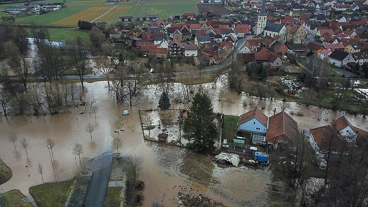 Hochwasser in Unterfranken: Kleiner Bach verwandelt sich in größeren Strom
