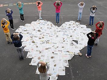 Ein riesiges Herz gestalteten die Schülerinnen und Schüler der Grundschule Riedenberg im Zuge der sogenannten "Heldenherz Challenge".