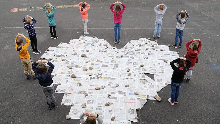 Ein riesiges Herz gestalteten die Schülerinnen und Schüler der Grundschule Riedenberg im Zuge der sogenannten "Heldenherz Challenge".