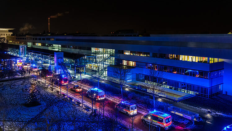 Erlangen: Weihnachtliche Blaulichtaktion erfreut Klinikum - Kinderaugen "funkelten groß"