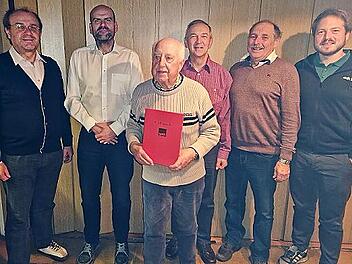 Für 65 Jahre in der SPD wurde Rudolf Mayer geehrt. Mit im Bild von links: Kreisverbandsvorsitzender Ralf Pohl, Vorsitzender Fabian Kraus, Zweiter Vorsitzender Reiner Schwarz, Kassier und Gemeinderat Matthias Hopf und Steve Huse.
