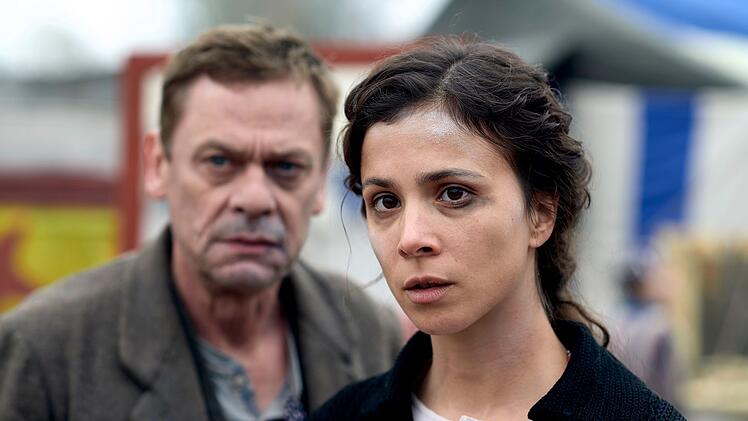 Delphine (Aylin Tezel) bereit ihr alkoholkranker Vater Robert (Sylvester Groth) immer wieder Sorgen.