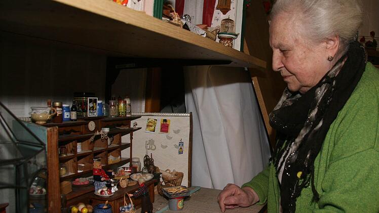 13 Puppenstuben hat Gertrud Nöltge über die Jahrzehnte gesammelt und ausgestattet.