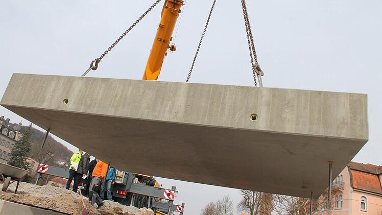 Die Betonplatte schwebt knapp einen Meter über dem Mühlbach.