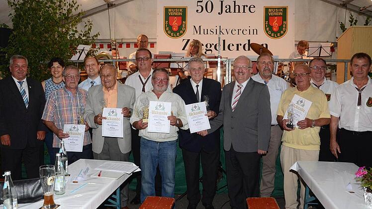 Der Musikverein Ziegelerden ehrte beim Festkommers zu seinem 50-j&auml;hrigen Bestehen seine Gr&uuml;ndungsmitglieder. Im Bild (von links) der Kreisvorsitzende des Nordbayerischen Musikbundes, Wolfgang M&uuml;ller, 2. B&uuml;rgermeisterin Angela Hofmann, Wilhelm V&ouml;lkl, Schirmherr Ralf V&ouml;lkl, Max Schramm, Alfons M&ouml;ckel, Walter Thron, Helmut Simon, stellv. Landrat Bernd Steger, Willi Karl, Gerhard Heim, Dirigent Karl Schneider und Vorsitzender Thomas Hofmann. Foto: Ralf V&ouml;lkl