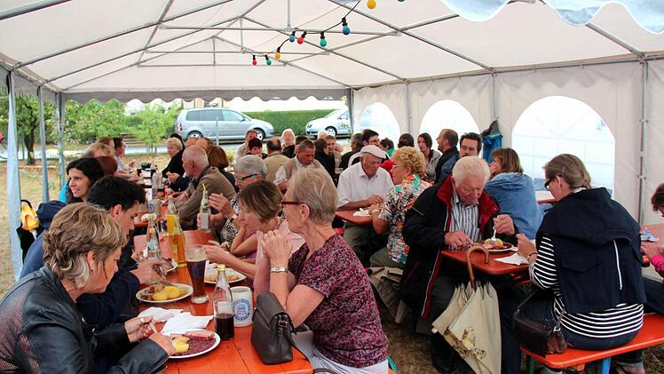 Beide Zelte waren voll besetzt. Im Trockenen konnte man das leckere Essen genießen. Foto: Johanna Blum