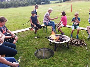 Die Wüstchengrillspieße haben die Kinder im Wald gesucht.  Foto: Thoma