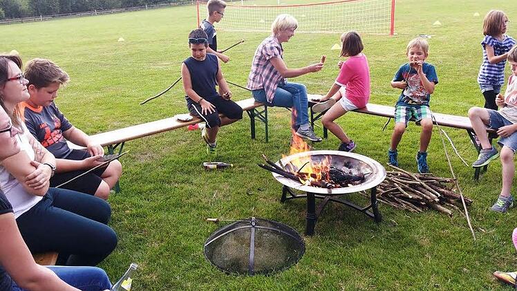 Die Wüstchengrillspieße haben die Kinder im Wald gesucht.  Foto: Thoma