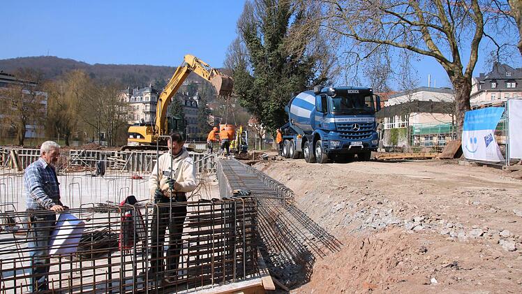 Wie am Fließband: Während Arbeiter an der einen Ecke des künftigen Beckens die Stahl-Bewehrung vorbereiten, wird hinten betoniert. Foto: Ralf Ruppert
