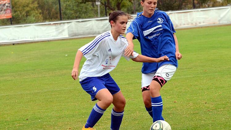 ASV Weisendorf - TSV Drügendorf: Laura Wendler (links), mit 16 Jahren das Küken bei der Heimelf, feierte mit ihrer Mannschaft den zweiten Sieg im zweiten Spiel.