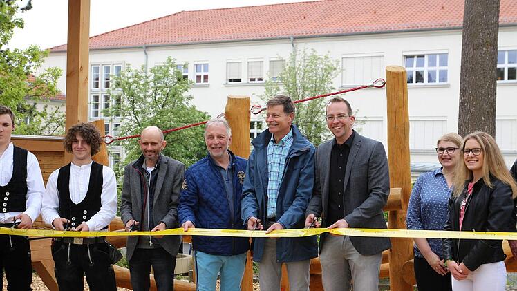 Feierliche Er&ouml;ffnung: Noah Ebert, Samuel Adamus, Michael Albert, Thomas Heinrich, Peter Borst, Michael Heyne, Yvonne Rupsch, Marina Kiesel (von links)