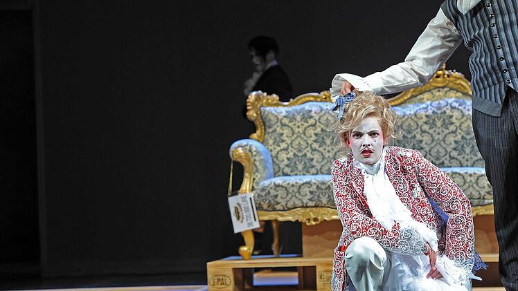 Turbulente Verwechslungen: Szene aus der Neuinszenierung von "Figaros Hochzeit" am Landestheater Coburg.Foto: Andrea Kremper