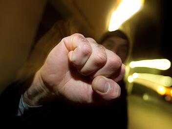 Eine Schlägerei in der Disko sowie Beamtenbeleidigung waren Gegenstand einer Gerichtsverhandlung.Gestelltes Symbolbild: Karl-Josef Hildenbrand/dpa