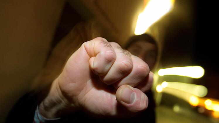 Eine Schlägerei in der Disko sowie Beamtenbeleidigung waren Gegenstand einer Gerichtsverhandlung.Gestelltes Symbolbild: Karl-Josef Hildenbrand/dpa