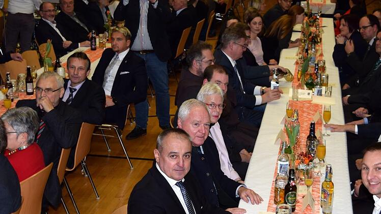 Viele Mitbürger, die in Vereinen und Verbänden, sozialen Einrichtungen oder der Wirtschaft tätig sind, waren zum Neujahrsempfang der Gemeinde Altenkunstadt in die Grundschulturnhalle gekommen. Dieter Radziej