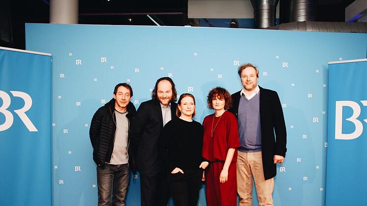 Auf derm Roten Teppich im Bayreuther Cineplex: Die Franken-Tatort-Darsteller (v. li.) Thorsten Merten, Andreas Leopold Schadt, Dagmar Manzel, Eli Wasserscheid, Stephan Grossmann. Foto: Lea Schreiber